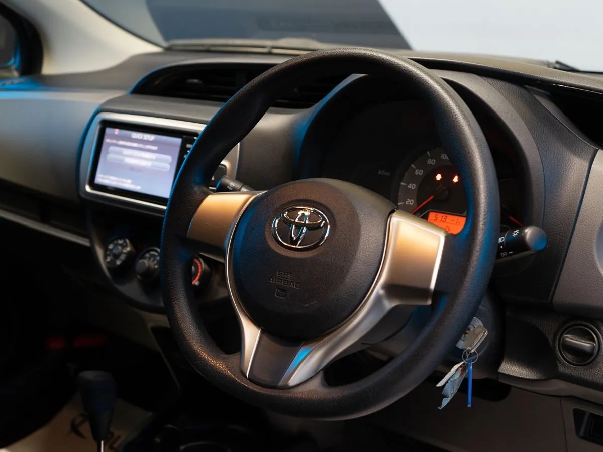 Toyota Vitz 2016, (Синий ) с пробегом 17 222 км в Новосибирске